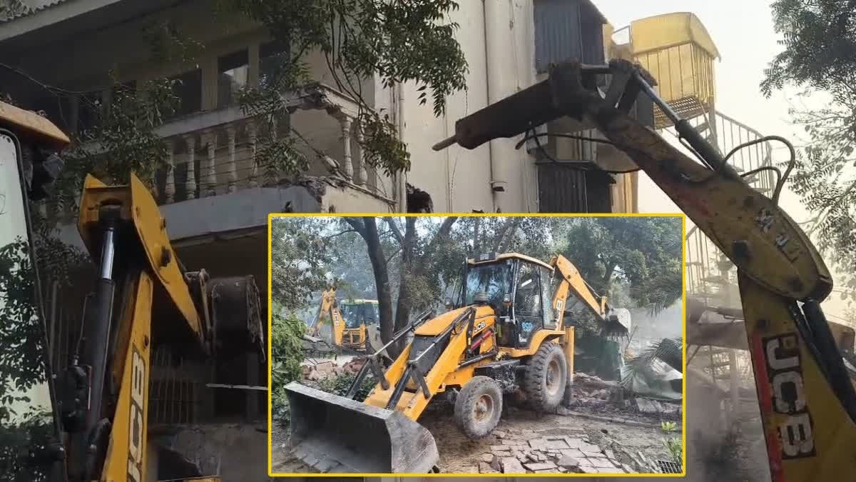Bungalow Built On DDA Land Razed In Delhi's Sainik Farms A bungalow allegedly built on Delhi Development Authority (DDA) land was demolished at Sainik Farms locality of the national capital on Friday.