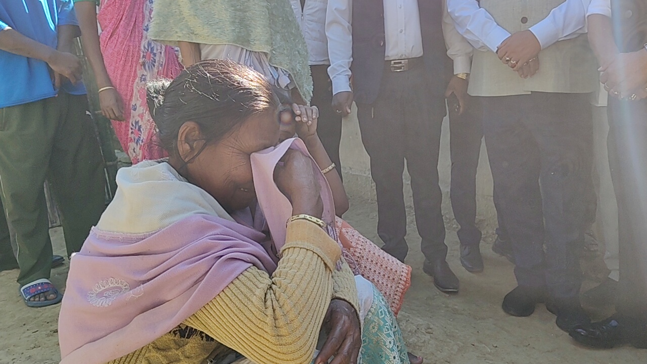 ministers Atul Bora and Keshab Mahanta visited the house of deceased in the Gelapukhuri