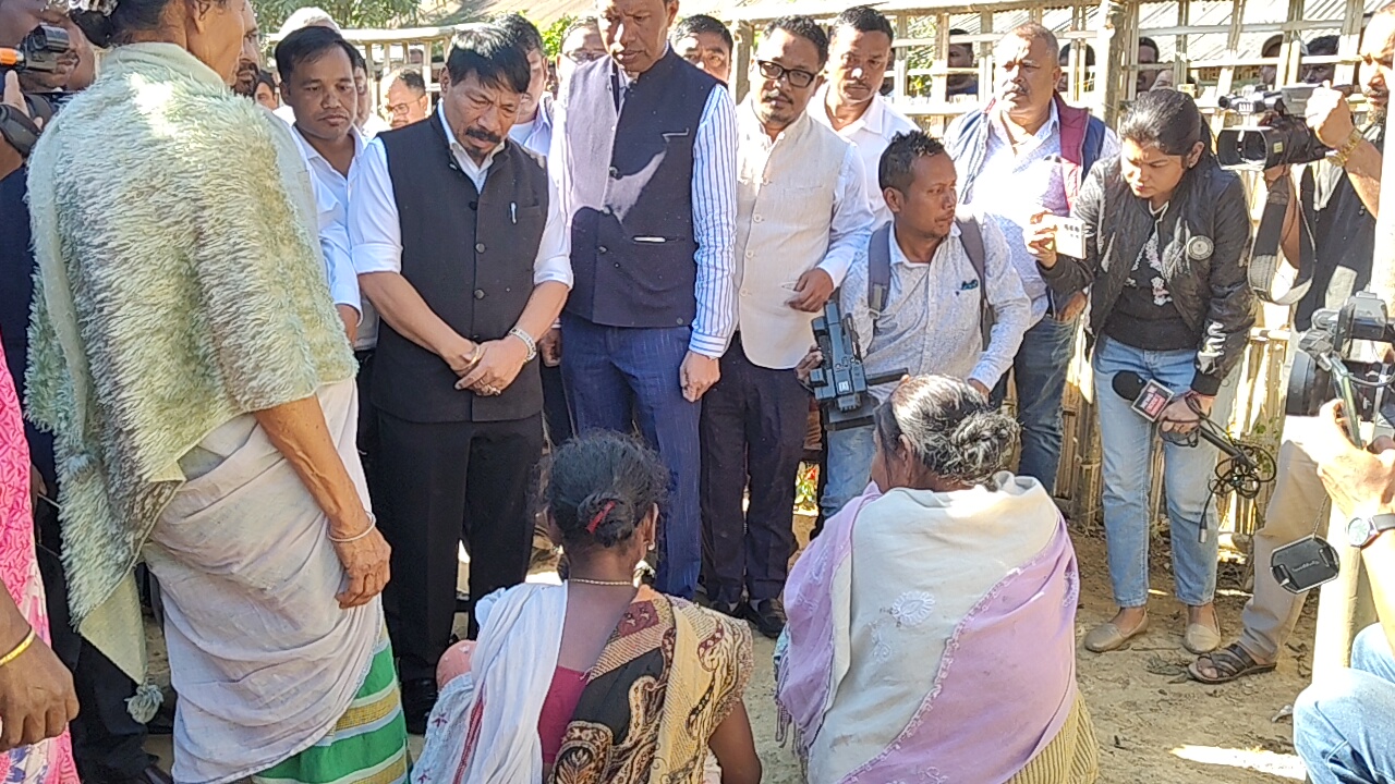 ministers Atul Bora and Keshab Mahanta visited the house of deceased in the Gelapukhuri