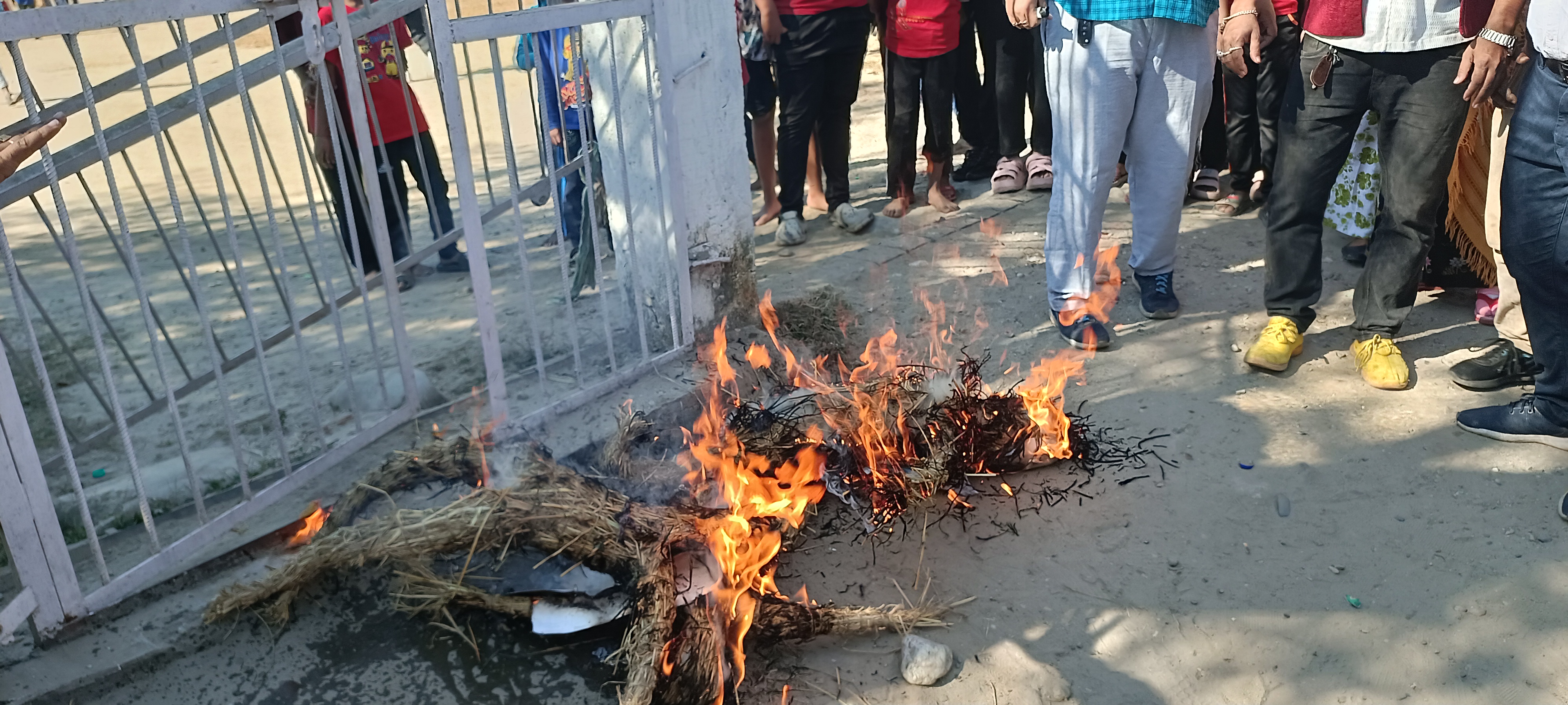 Veer Lachit Sena burns effigies of Shyamkanu-Shekharjyoti-Siddharth in Lakhimpur