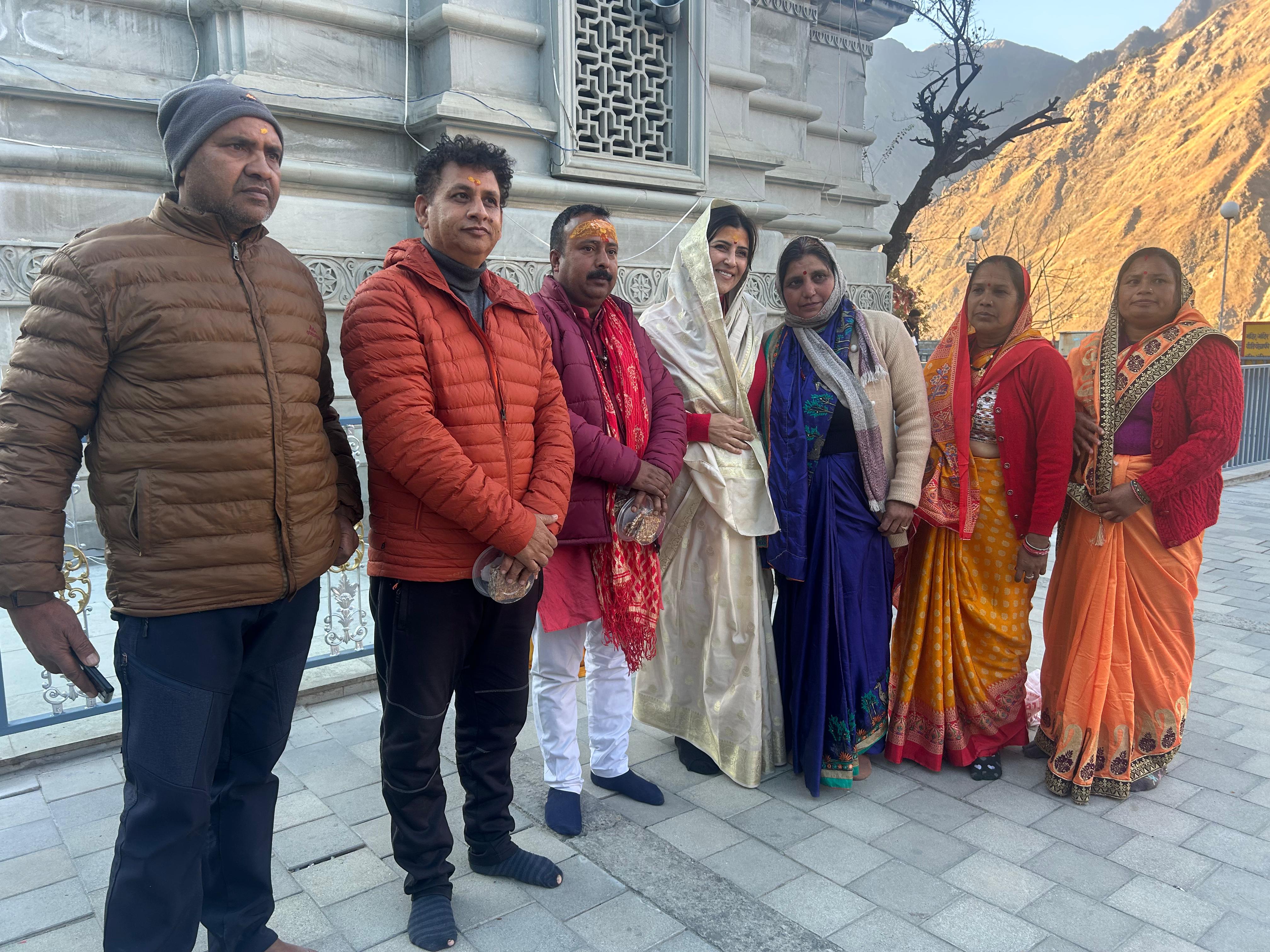 Brazilian Woman Walks Barefoot On Winter Pilgrimage Across Uttarakhand’s Sacred Shrines To Attain Peace