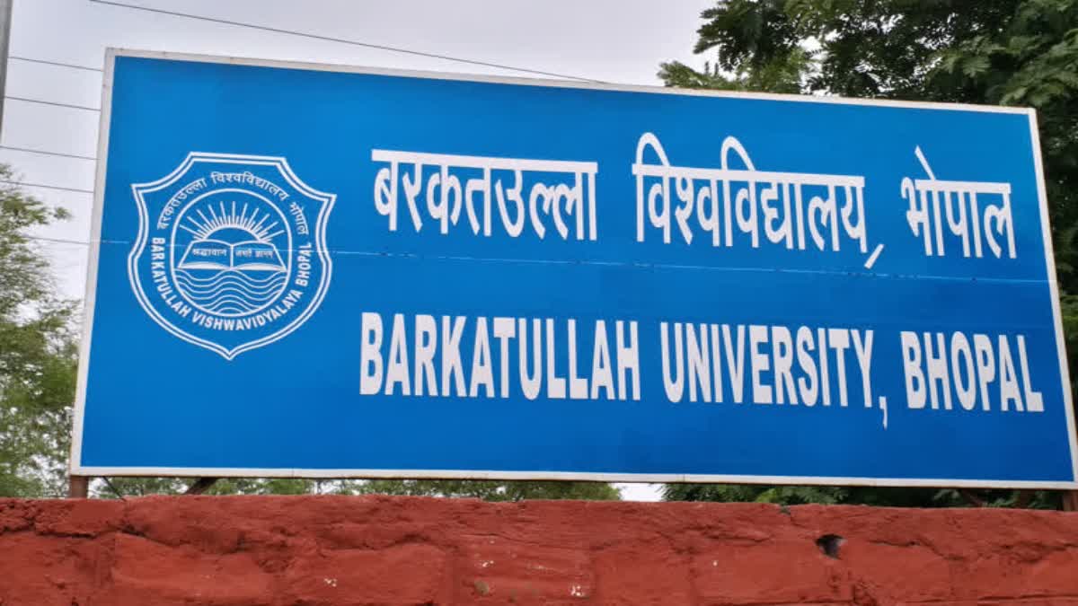 बरकतउल्ला यूनिवर्सिटी में न्यायालय के आदेश पर कुर्की करने पहुंची टीम
