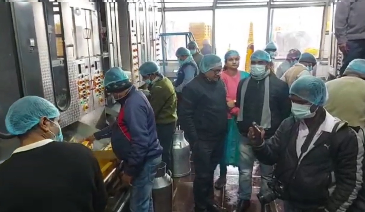 सुधा डेयरी में दही तैयार करते स्टॉफ