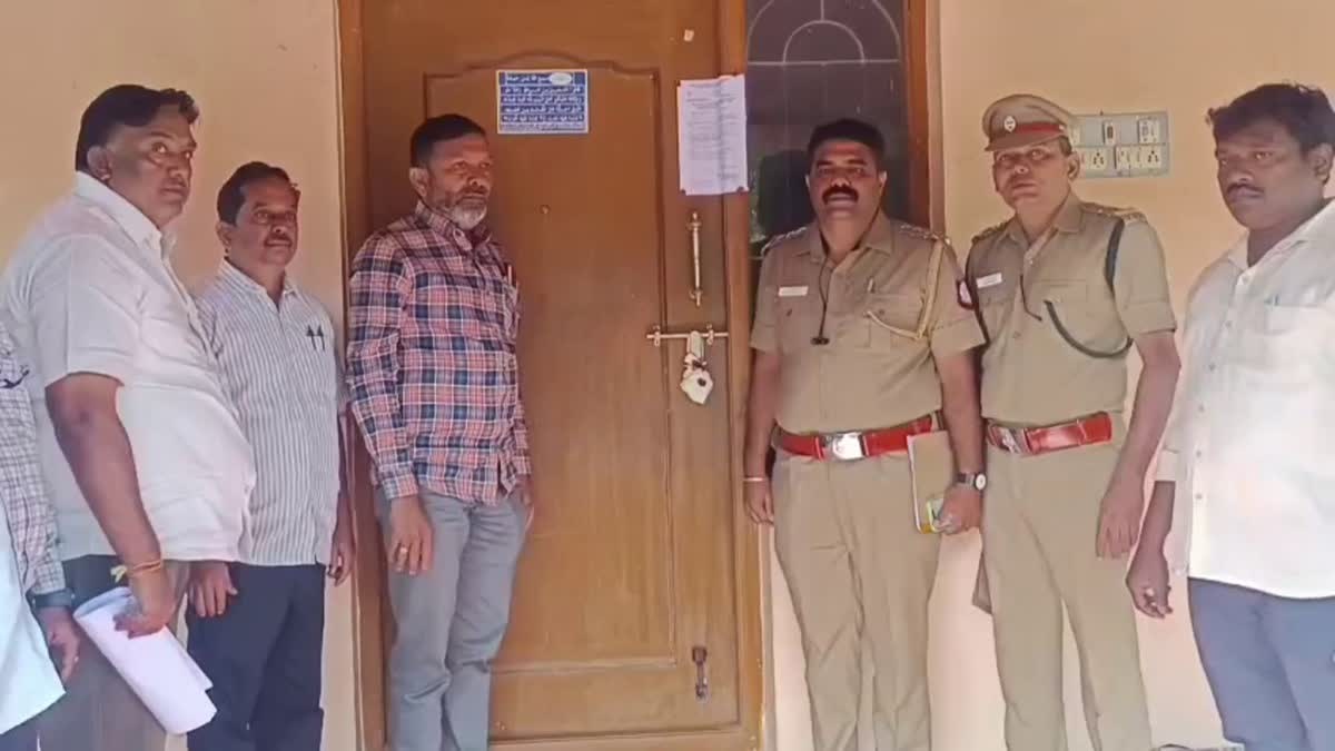 சத்தியமங்கலத்தில் சட்ட விரோதமாக செயல்பட்ட 42 தங்கும் விடுதிகளுக்கு சீல்