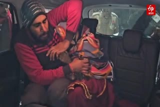 परिजनों के साथ रूबी भेजी गई अपने घर.