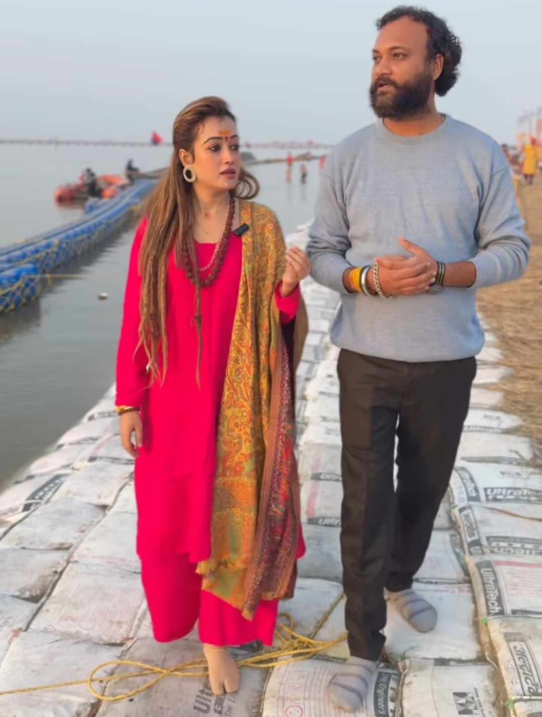 हर्षा रिछारिया अपने भाई के साथ संगम पर चहलकदमी करते हुए.