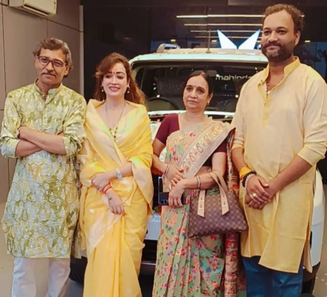 हर्षा अपने माता-पिता और भाई के साथ.