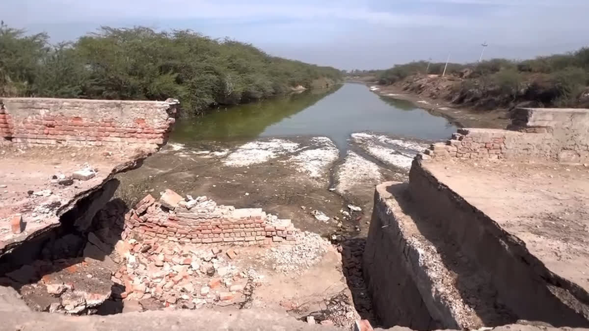 नूंह में पुल ढहने से ग्रामीण परेशान, स्कूली बच्चे और किसान बुरी तरह प्रभावित, लंबे रास्ते से तय करना पड़ रहा सफर पुल ढहने से ग्रामीण परेशान