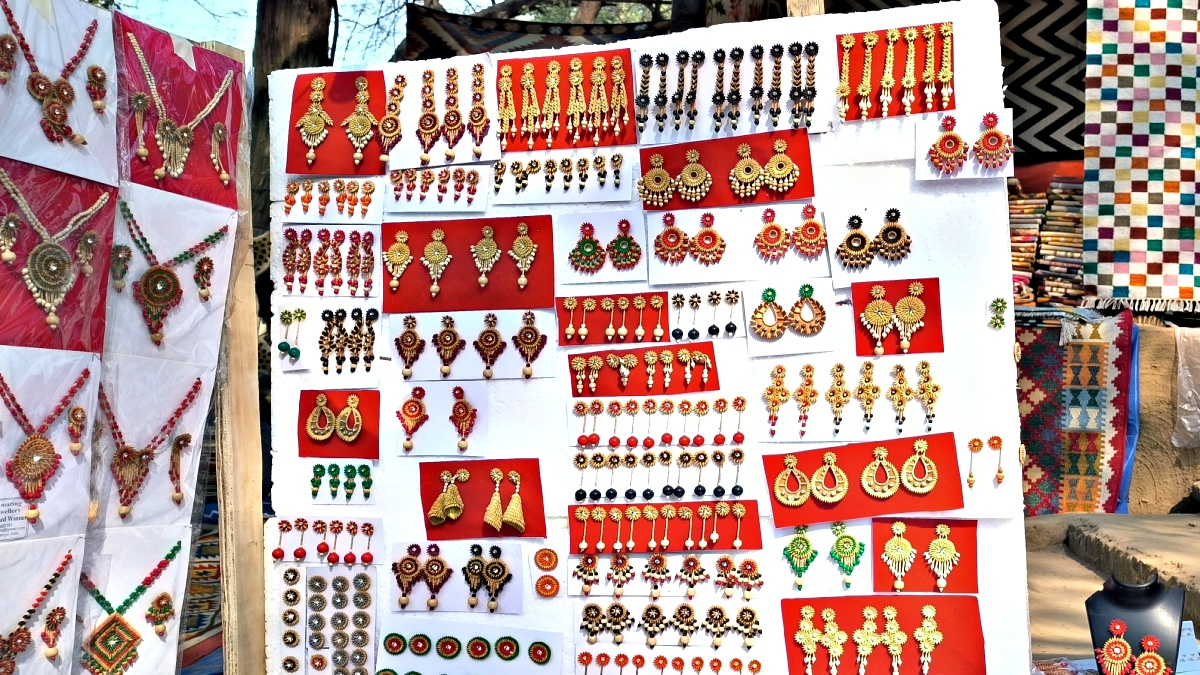 धान से बने गहनों की स्टॉल