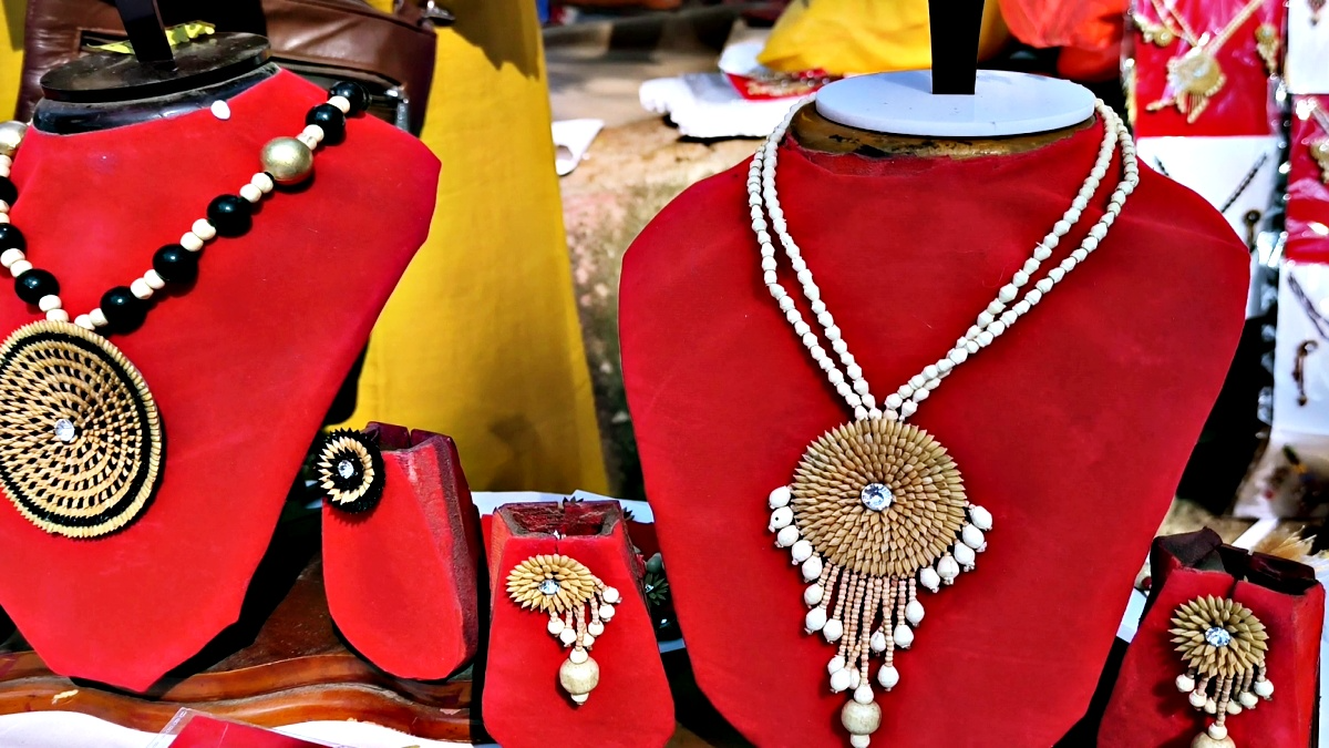 धान से बने गहनों की स्टॉल