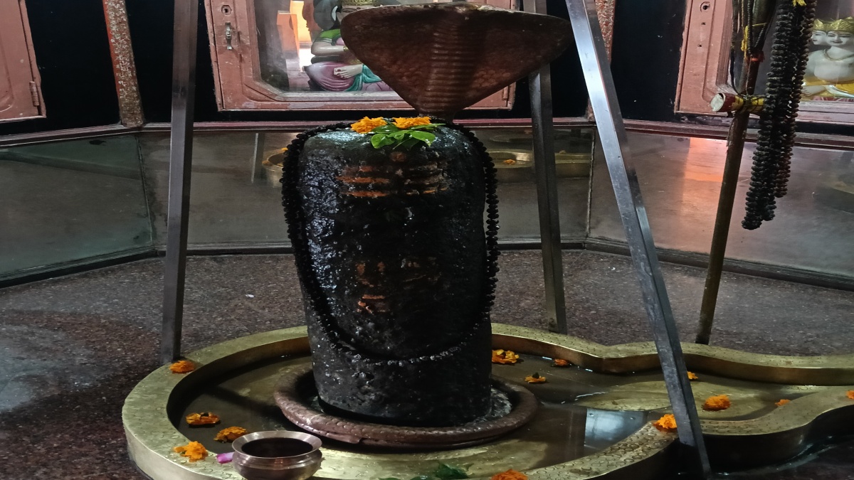 मंदिर में स्थापित शिवलिंग