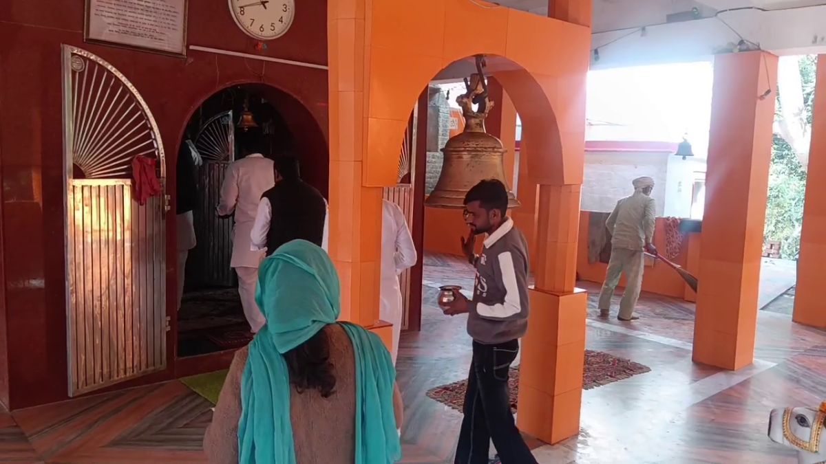 मंदिर में दर्शनों के लिए पहुंचे श्रद्धालु