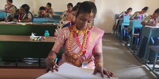 மணக்கோலத்தில் பி.எட் தேர்வு எழுதிய மாணவிகள்