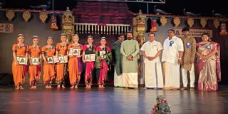 மயூரநாதர் கோயிலில் பரதநாட்டியம் ஆடிய  சீனா நாட்டை சேர்ந்த மாணவிகள்