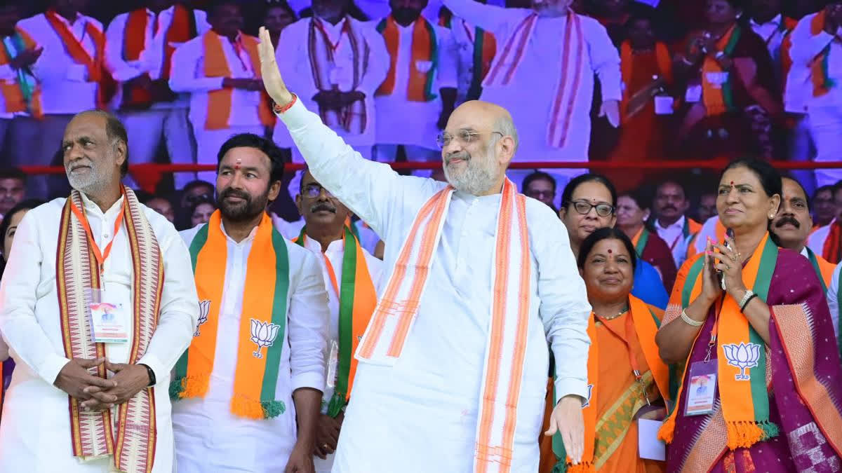 Shah draws battle line in Nizam's city amid CAA row, Visits Bhagyalakshmi Temple next to Charminar Shah draws battle line in Nizam's city amid CAA row, Offers puja at Bhagyalakshmi Temple next to Charminar