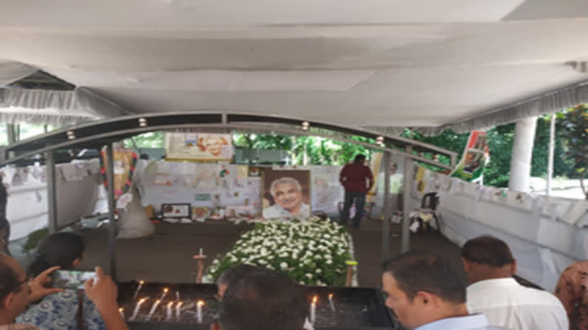 As LS Polls Loom, Candidates of Political Parties Flock to Cong Stalwart Chandy’s Tomb As the Lok Sabha polls loom large, leaders of many political parties in Kerala are flocking to the tomb of late Congress leader Oommen Chandy, to ‘seek’ his blessings.