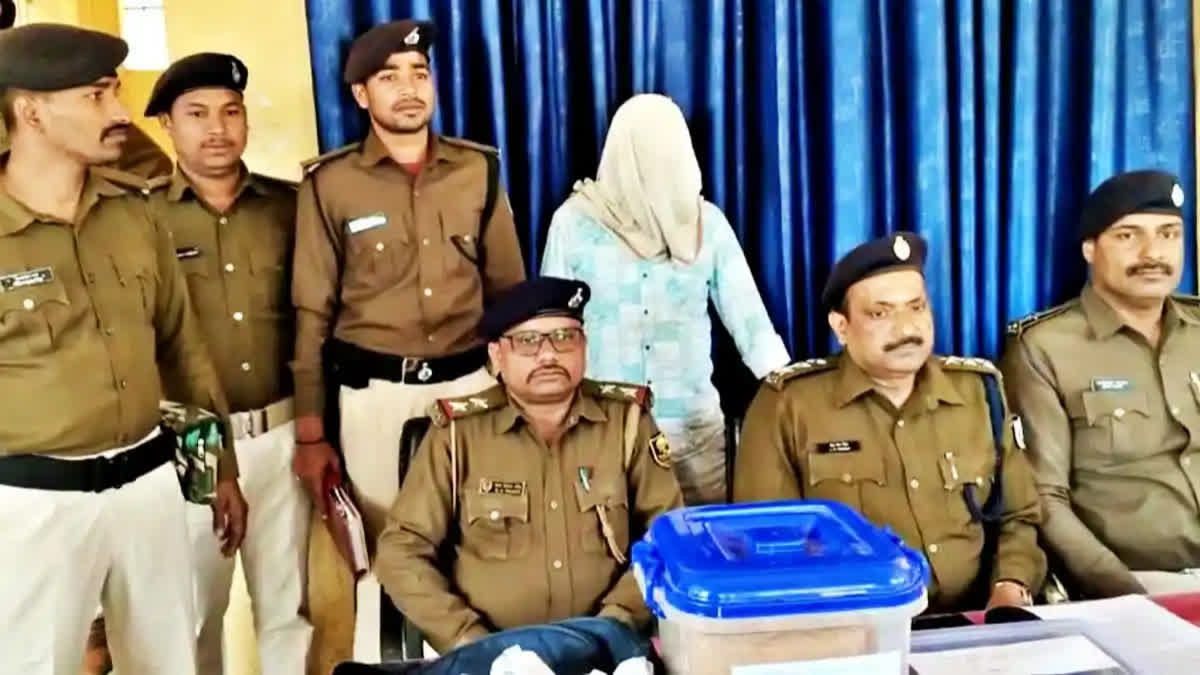 Smuggler Arrested in Bihar's Narkatiaganj District with 10 Kg Hash Worth Rs 1 Crore Smuggler Arrested in Bihar's Narkatiaganj District with 10 Kg Hash Worth Rs 1 Crore