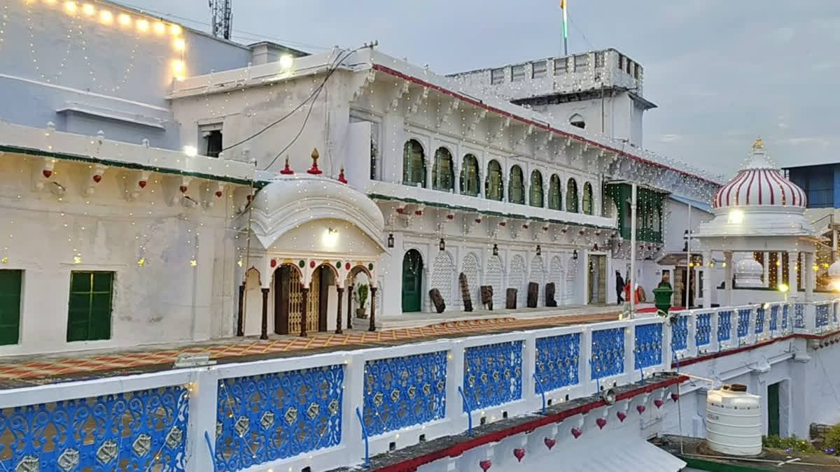 Rewa Royal Family's 300-Year-Old Holi Tradition: Lord Jagannath Prayers, Gun Salutes, Mridang Beats, And More Rewa's Holi, inspired by Lord Krishna's devotion, involves music, dance, and several rituals, with the King playing the Mridang during celebrations.