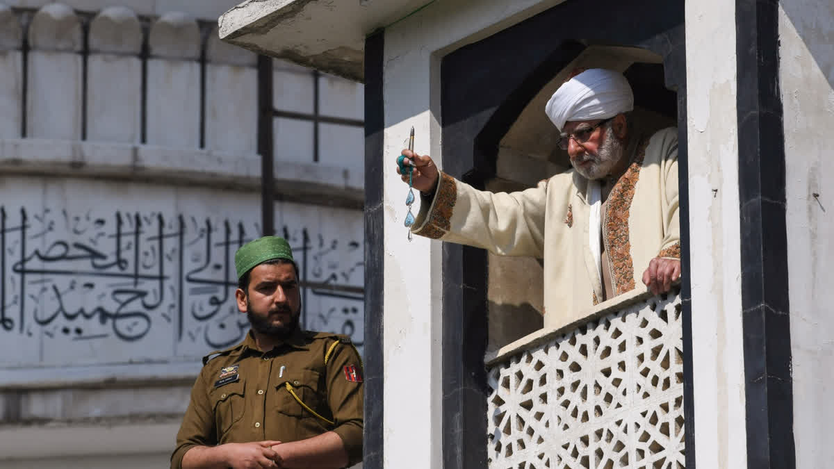 Book Review Khalid Bashir Chronicles 1963 Holy Relic Moi e Muqaddas Theft And Its Fallout in Kashmir