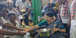 காய்கறி விற்று பிரச்சாரம் செய்த நடிகை கௌதமி