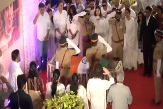 live-asha-bhosle-last-rites-celebs-pay-tribute-as-legendary-singer-accorded-state-funeral