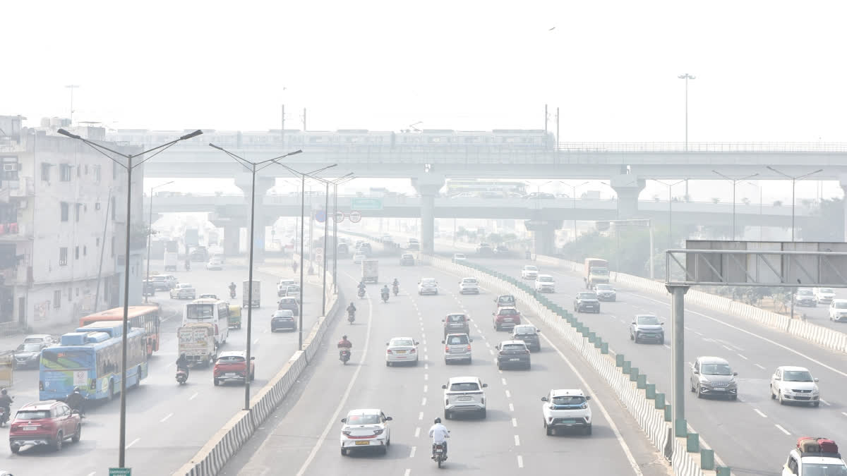 Vehicles wade through dense smog as air quality deteriorates, at Akshardham in New Delhi on Tuesday