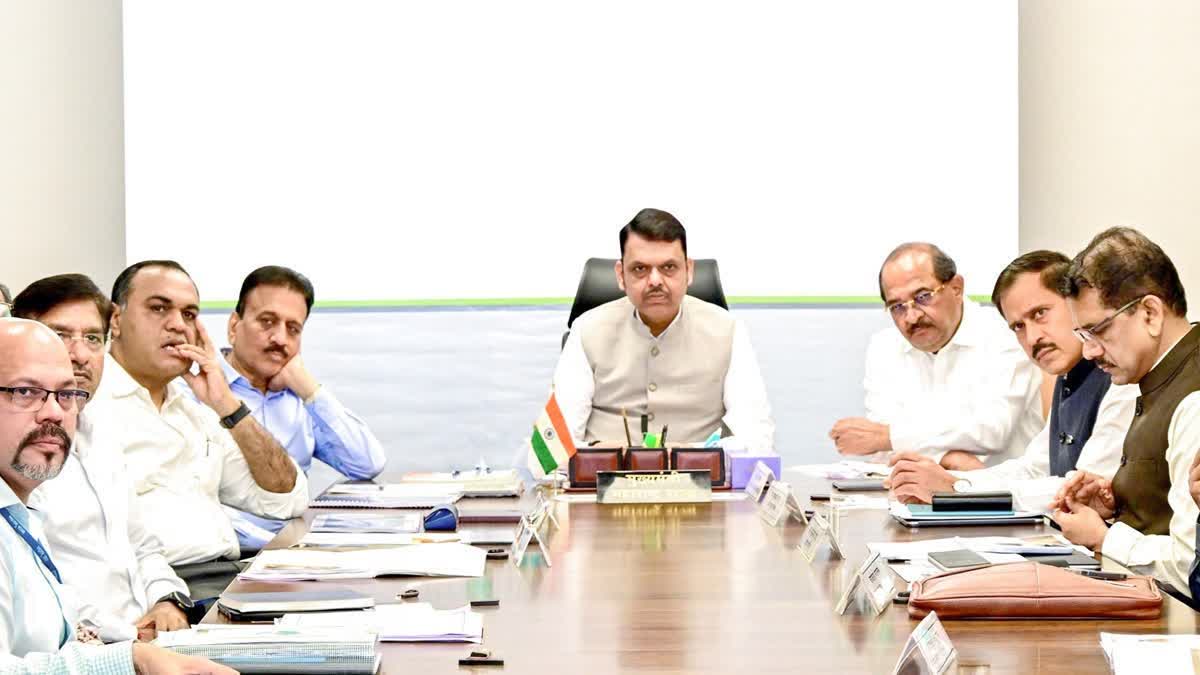 मुख्यमंत्र्यासह सर्वच मंत्र्यांच्या ताफ्यातील वाहनांची संख्या अर्ध्यावर,  पंतप्रधान नरेंद्र मोदी यांच्या आवाहनाला फडणवीस यांचा प्रतिसाद