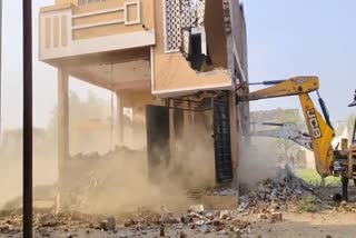 ندا خان کو پناہ دینے والے کونسلر متین خان کا گھر مسمار کر دیا گیا