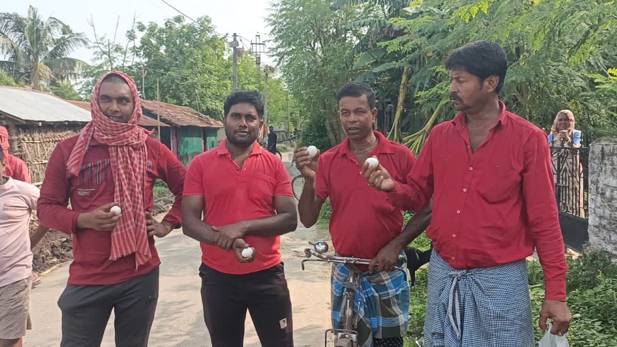 হাতে ডিম নিয়ে 'বরণে'র অপেক্ষায় বিজেপি কর্মীরা ! 'ভয়ে' পঞ্চায়েতের সভায়  এলেন না তৃণমূল প্রধান