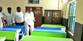 తరగతి గదులను శుభ్రం చేస్తున్న బండిసంజయ్