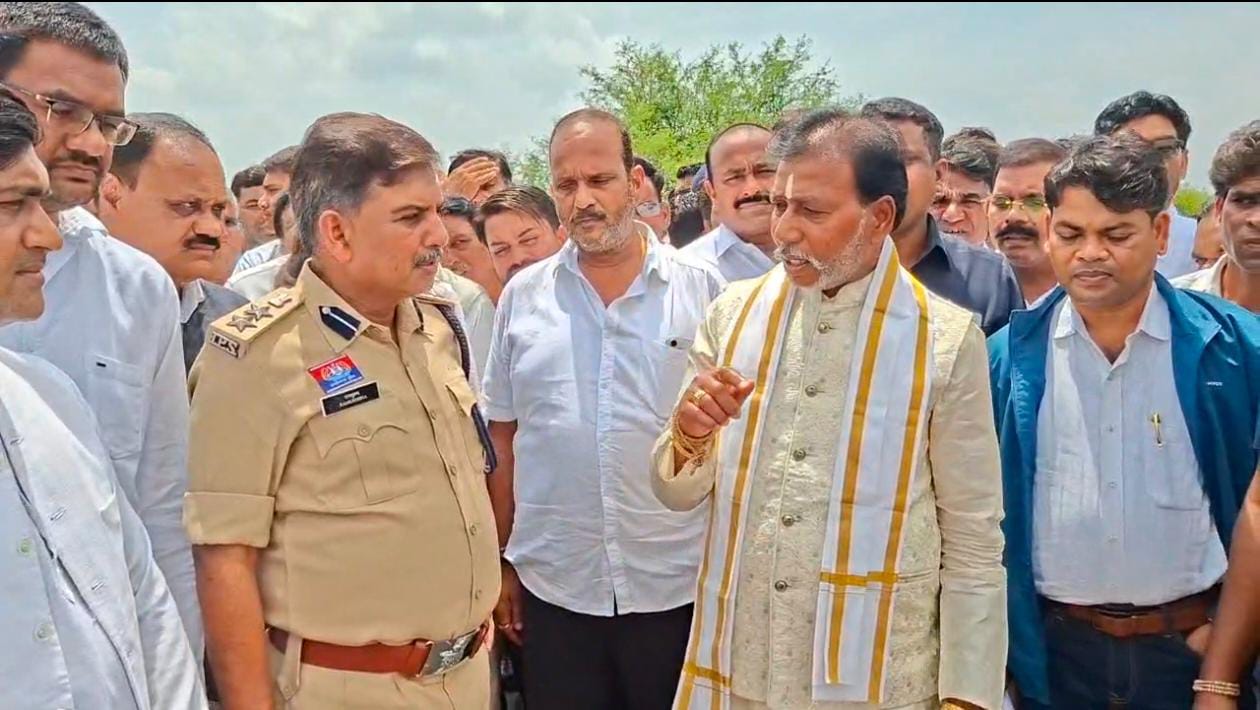 Guru Bal Das Saheb and Bemetara SSP Ramkrishna Sahu at the spot.