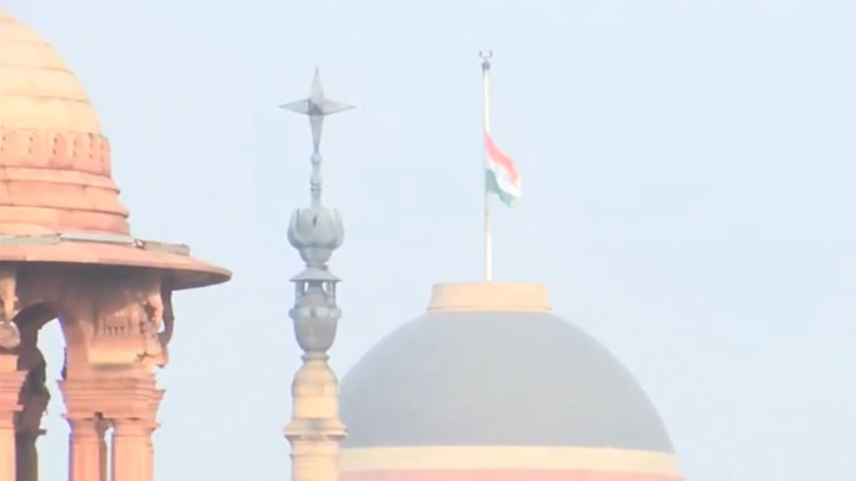 সমগ্ৰ দেশতে অৰ্ধনমিত জাতীয় পতাকা, কাৰ স্মৃতিত এদিনীয়া ৰাষ্ট্ৰীয় শোক পালন ভাৰতত ? Sheikh Hamad bin demise