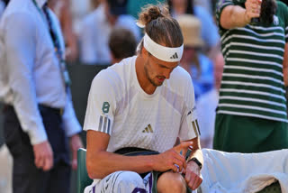 Alexander Zverev injects himself with insulin