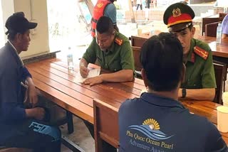 வியட்நாம் படகு விபத்து குறித்து விசாரணை நடத்தும் அதிகாரிகள்