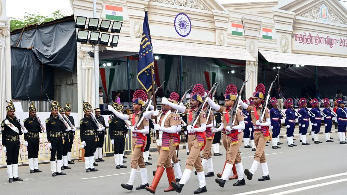 இறுதிக்கட்ட அணிவகுப்பு ஒத்திகையில் ஈடுபட்ட காவலர்கள்