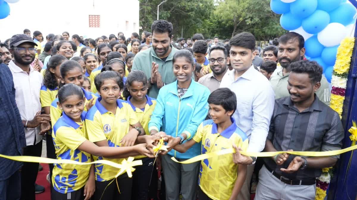 செயற்கை இழை ஓடுதளத்தை திறந்து வைத்த அமைச்சர் ஆதவ் அர்ஜுனா