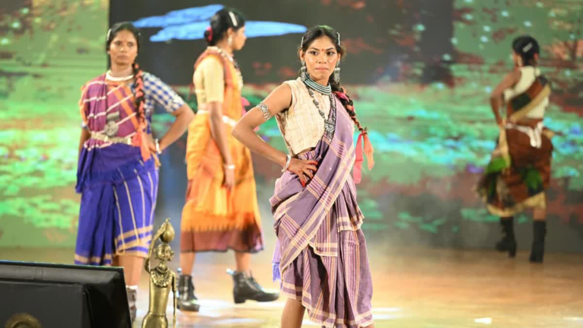 Former female naxalites Ramp Walk at National Handloom Day event raipur : Goes viral