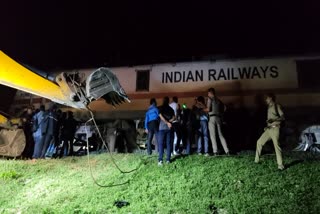 ரயிலில் சிக்கி உயிரிழந்த யானைகள் மீட்கும் பணிகள்