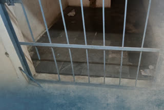 Accused Escapes After Lockup Breaking Grills