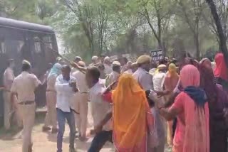 नींदड़ के किसानों पर पुलिस का लाठीचार्ज