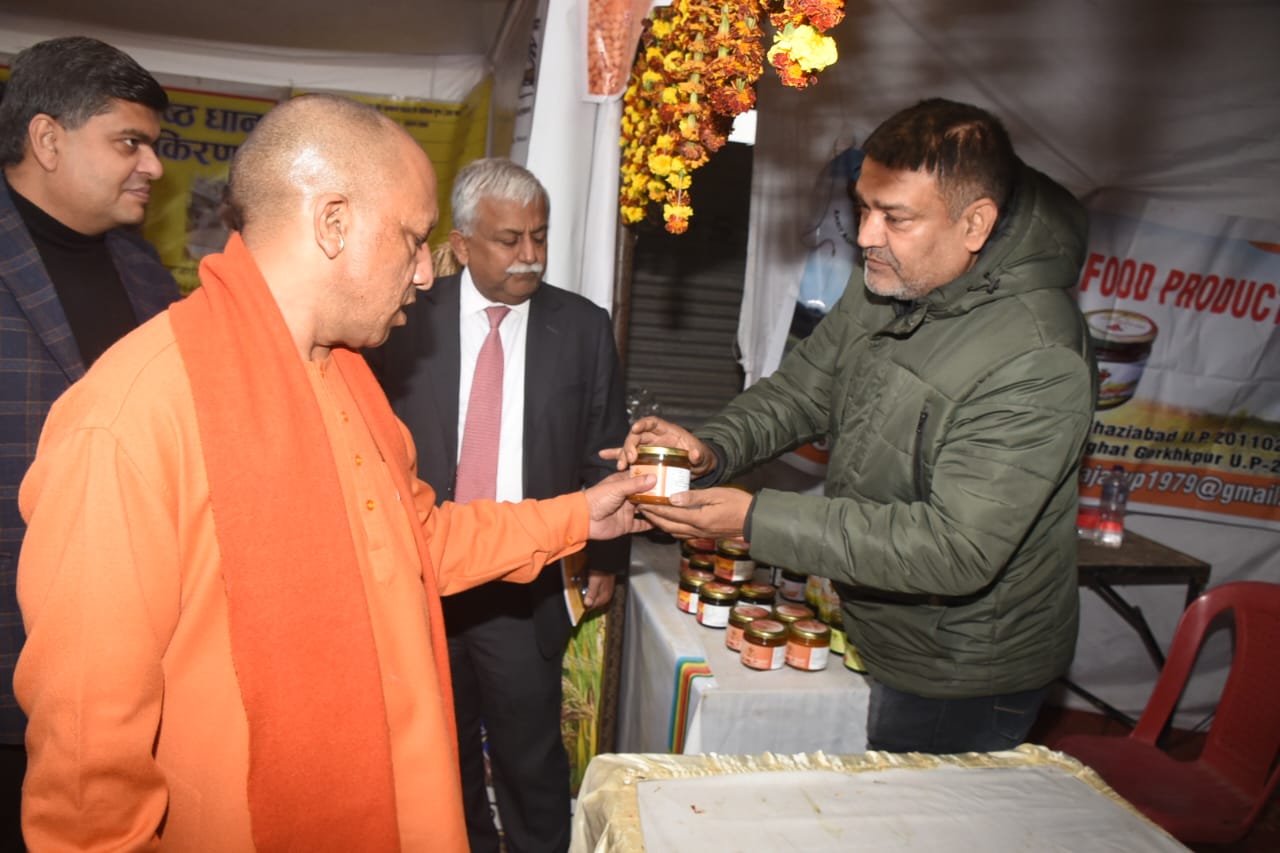 मुख्यमंत्री योगी आदित्यनाथ अजय उपाध्याय के शहद की कर चुके हैं प्रशंसा.