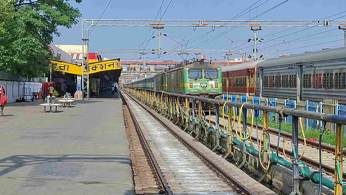 दिल्ली-मुंबई-हैदराबाद-पुणे से बिहार आने वाली ट्रेनों में लंबी वेटिंग