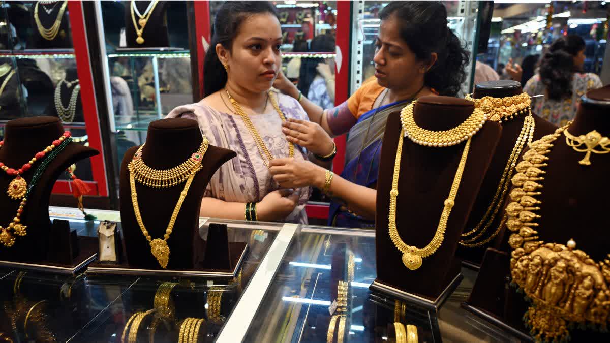 Analysts predict volatile gold and silver prices next week amdi US Fed decision West Asia Tensions