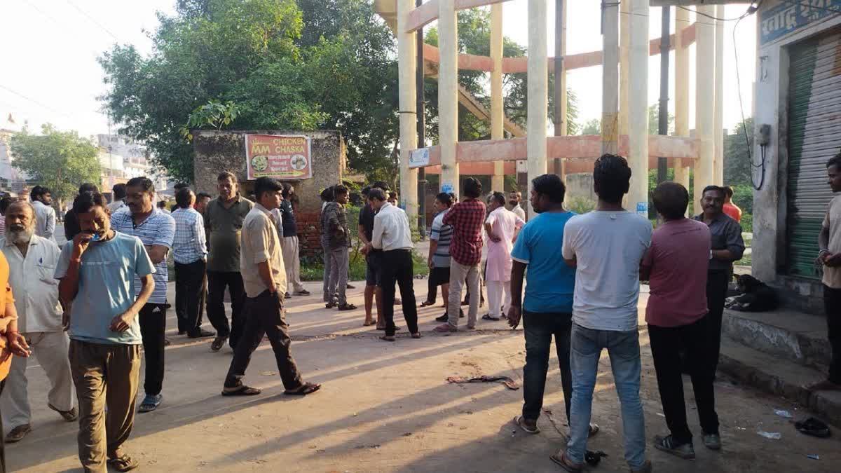 पानी की टंकी पर चढ़ी महिला