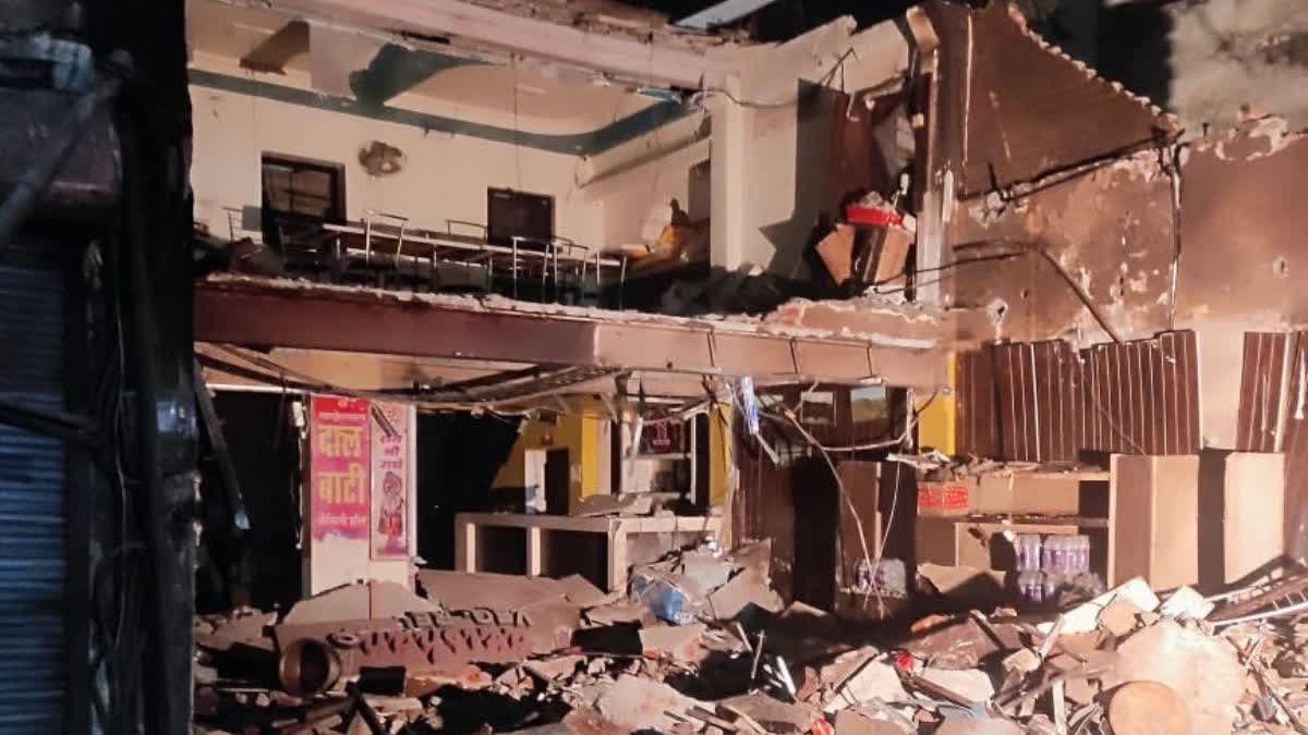 रेस्टोरेंट के छत ढहने से हड़कंप