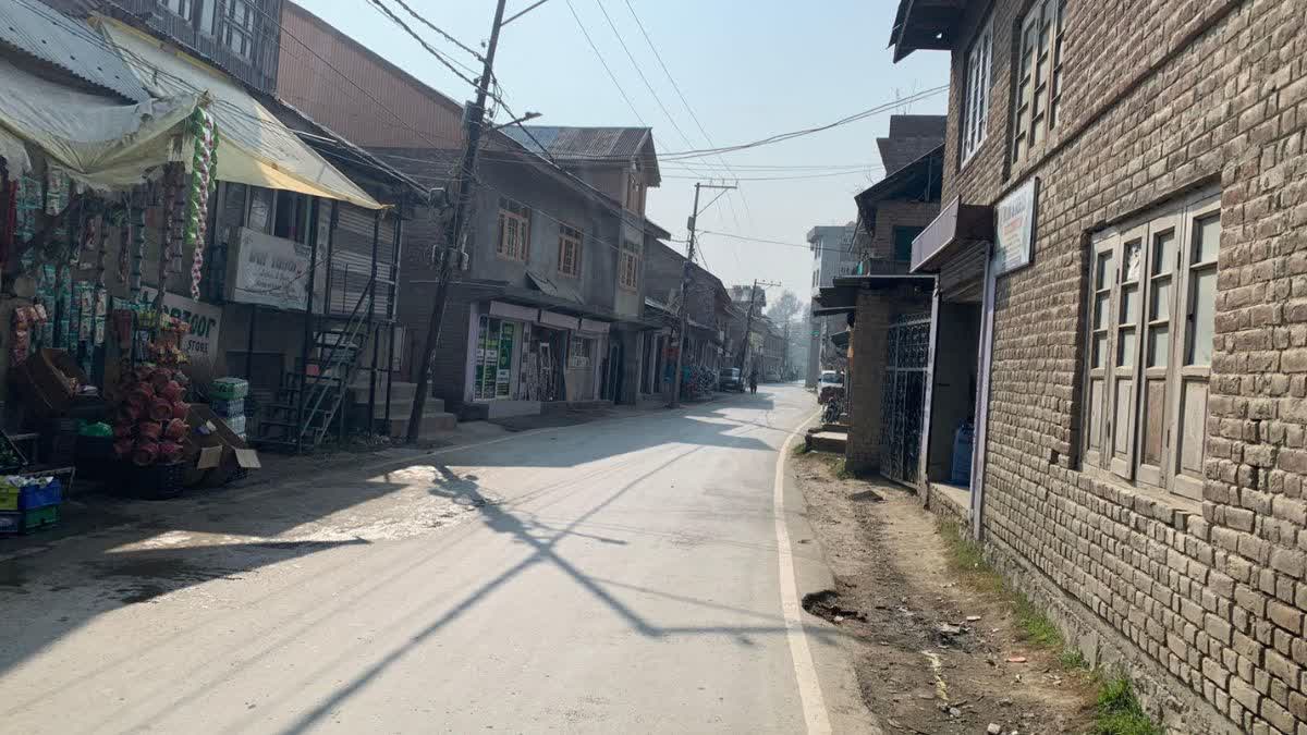 दिल्ली विस्फोट : आतंकी उमर नबी के दोस्त आरिफ डार के घर पहुंची ईटीवी भारत की  टीम, उसकी मां बोली, 'मेरे बेटा खुदकुशी...'