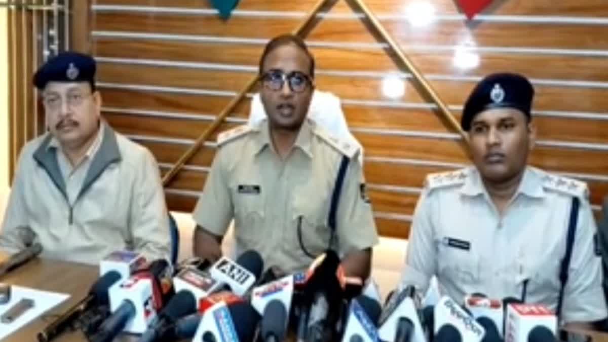 Police share information about two gangstars and their two accomplices in a press conference.