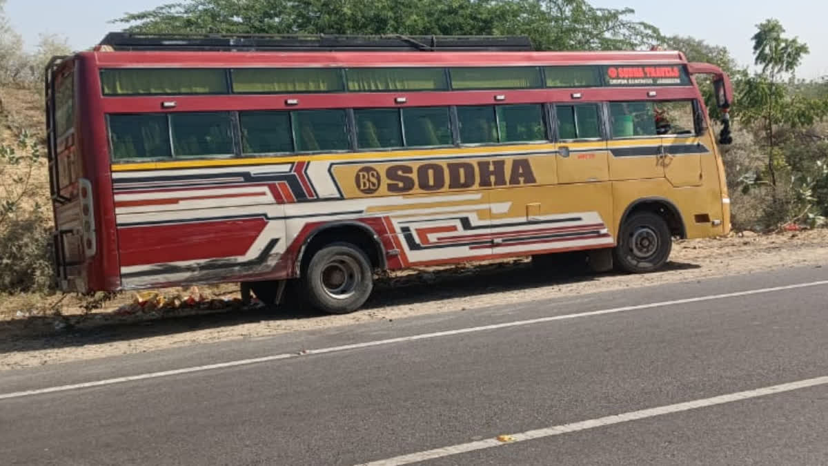 दर्दनाक हादसा: चलती बस से थूकने के लिए बाहर निकाला मुंह, एंबुलेंस से टकराया, सिर धड़ से अलग Accident occurred when mouth came out of bus