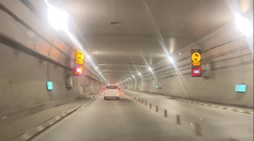 सिंग्ल ट्यूब डबल लेन है अटल टनल