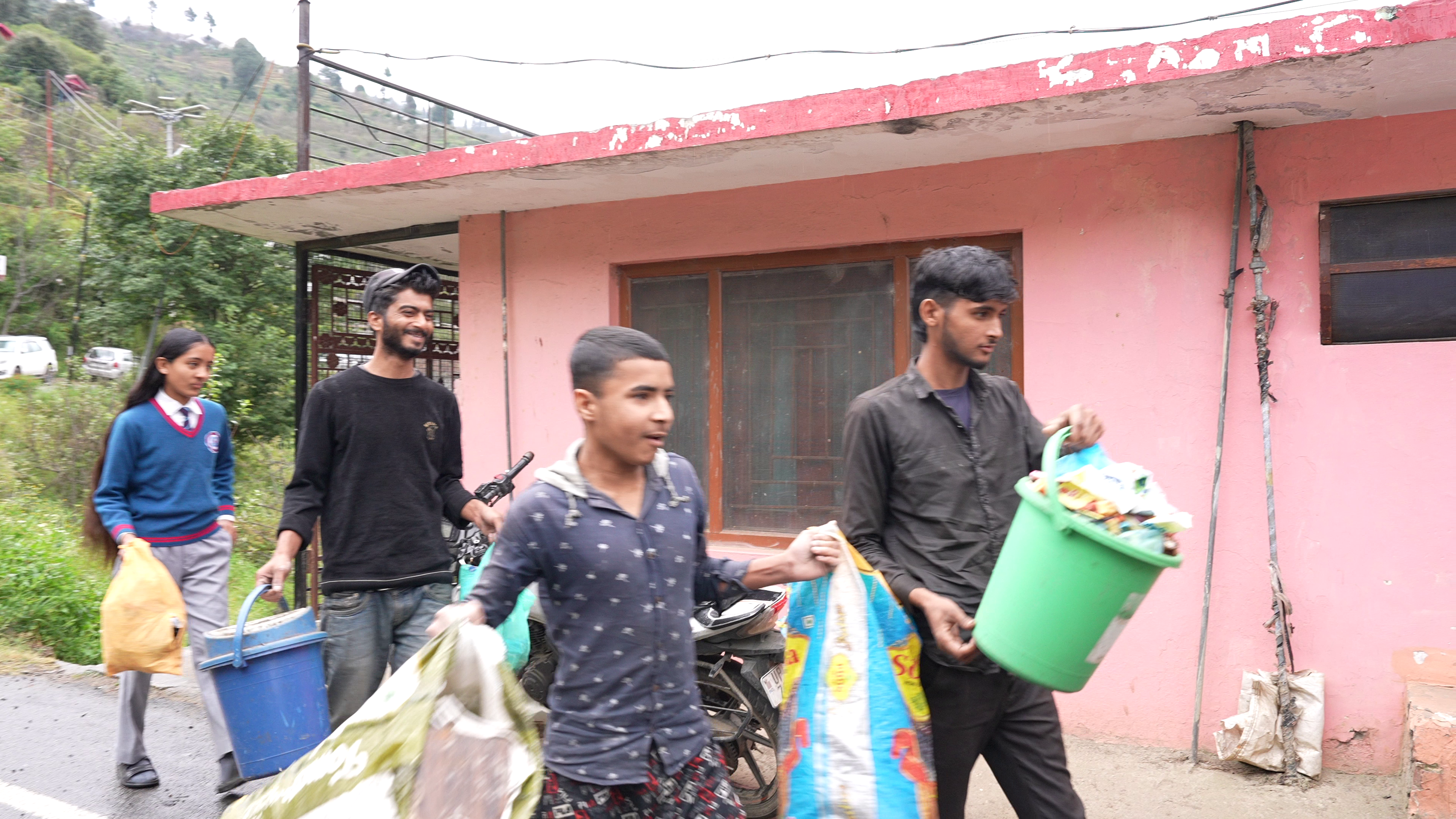 गांव में डोर-टू-डोर गार्बेज कलेक्ट सर्विस